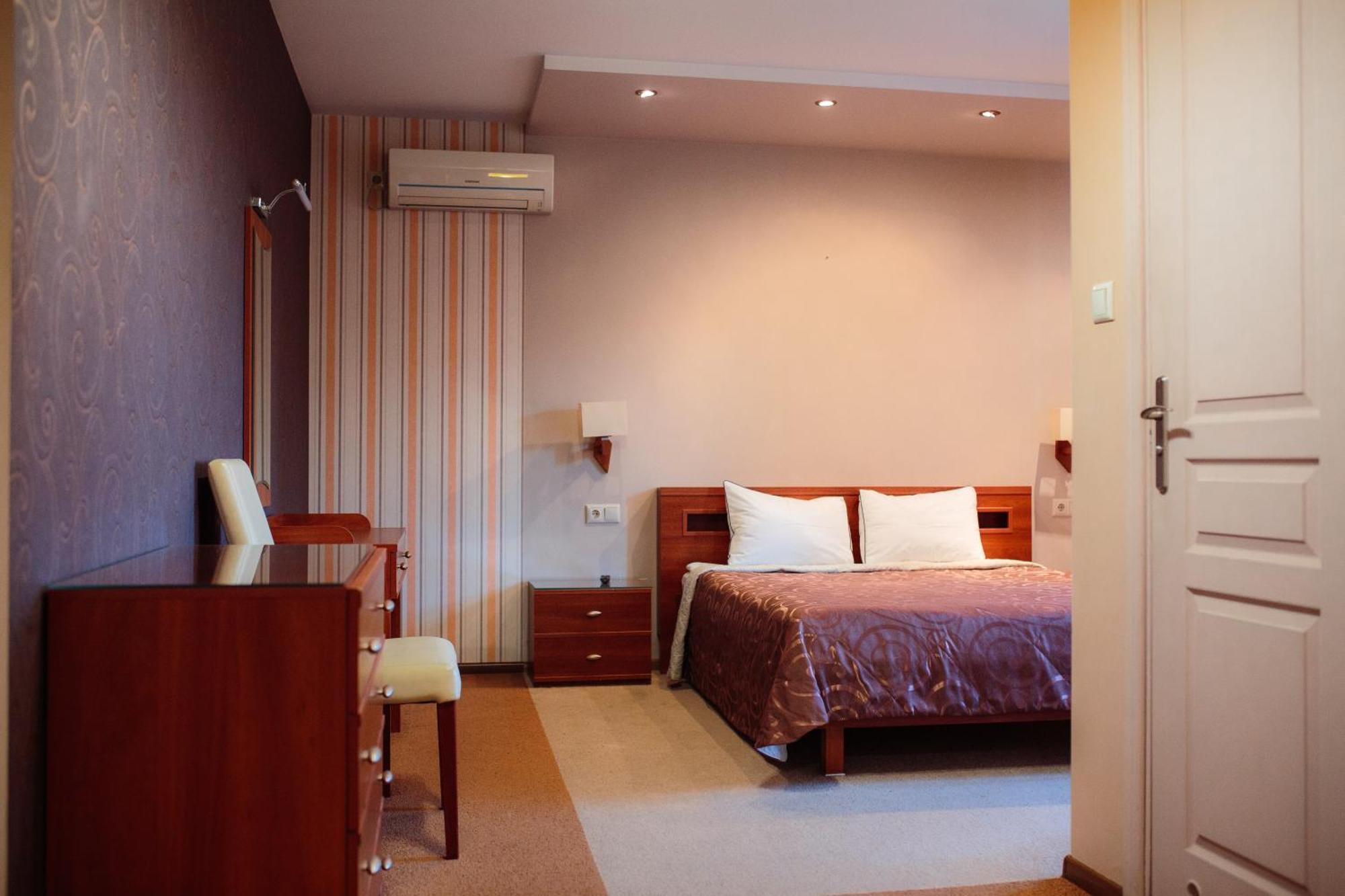 Euro Motel Lyuboml ภายนอก รูปภาพ